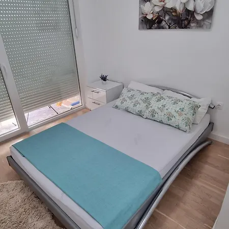 Stan Blizu Panonskih Jezeraa トゥズラ